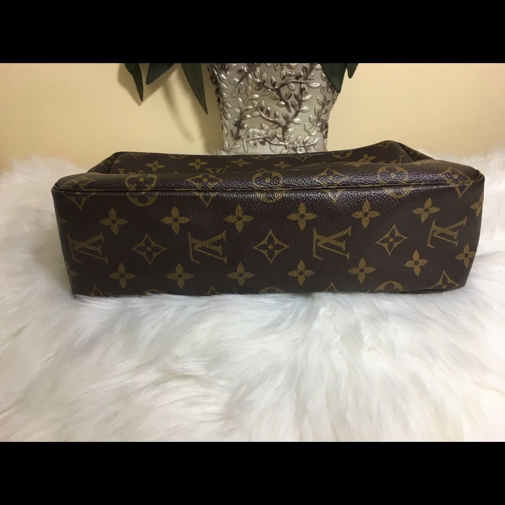 Additional pics Trousse 26 : Authentic LV